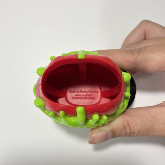 Poison Apple Pocketbac Bath Body Works Disney Villains Holder Clip Keychain New - Picture 3 of 4